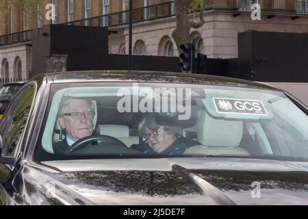 Der Abgeordnete Thérèse Coffey, Staatssekretär für Arbeit und Pensionen, begibt sich für wöchentliche Kabinettssitzungen in die abteigte Straße. Bilder aufgenommen am 19.. April 2022. Stockfoto