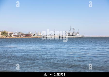 OCHAKIV, REGION MYKOLAIV, UKRAINE - Sept. 16 2019: Ukrainische Kriegsschiffe und Boote in der Nähe der Seebrücke im Schwarzen Meer Stockfoto
