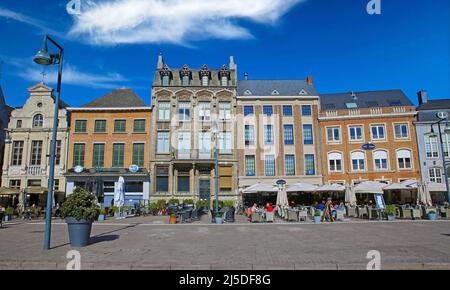 Lier, Belgien (Novemberfoor) - April 9. 2022: Blick über den Marktplatz auf mittelalterliche antike Gebäude vor klarem blauen Himmel Stockfoto