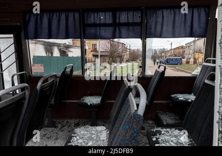 Tschernihiw, Ukraine. 20. April 2022. Innenansicht eines zerstörten Tschernigow-Jahidne-Linienbusses. (Foto von Mykhaylo Palinchak/SOPA Images/Sipa USA) Quelle: SIPA USA/Alamy Live News Stockfoto