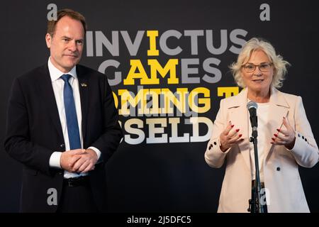 Der Bürgermeister der Stadt Düsseldorf, Dr. Stephen Keller, und die Bundesverteidigungsministerin von Deutschland, Frau Christine Lambrecht, im Düsseldorfer Zelt 2023 während einer Pressekonferenz bei den Invictus Games, Den Haag, Niederlande. Bilddatum: Freitag, 22. April 2022. Stockfoto