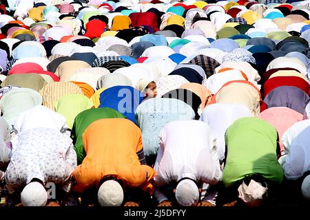 Kalkutta, Indien. 22. April 2022. Indische muslimische Anhänger werden am 22. April 2022 bei einem Freitagsgebet auf der Straße während des heiligen Monats Ramadan in Kalkutta, Indien, gesehen. (Foto von Dipa Chakraborty/Pacific Press/Sipa USA) Quelle: SIPA USA/Alamy Live News Stockfoto
