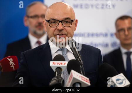 Der Präsident des Nationalen Gesundheitsfonds Filip Nowak sah während der Pressekonferenz im Klinischen Zentrum der Universität. Der Gesundheitsminister stellte die Annahmen des Gesetzes über die Qualität der Gesundheitsversorgung vor, das die Patientensicherheit erhöhen soll. „Unternehmen sollen ihre Aktivitäten messen und Schlussfolgerungen ziehen – dies ist die übliche Managementmethode. Nicht jeder will gemessen werden und will sich mit anderen vergleichen. Vor allem diejenigen, die unter dem Durchschnitt liegen" - sagte Minister Niedzielski während der Konferenz. (Foto von Mateusz Slodkowski/SOPA Images/Sipa USA) Stockfoto