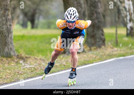 Straupitz, Deutschland. 22. April 2022. Claudia Pechstein ist im Einzelzeitfahren der Skater auf der Strecke. „Auf die Gurke, fertig, los!“ Das ist das Motto des Spreewald-Marathons nach einer zweijährigen Pause und in diesem Jahr zum 20.. Mal. Quelle: Frank Hammerschmidt/dpa/Alamy Live News Stockfoto