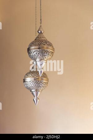 Orientalische arabische Lampen hängen an Ketten Stockfoto