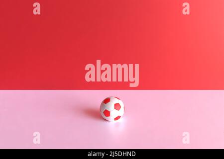 3D Abbildung. 3D gerendert 3D Render einer rot-weißen Kugel auf einem rot-weißen Hintergrund. Worl Cup Ressourcen Stockfoto