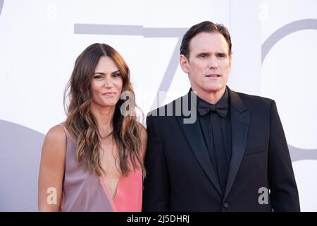 Venedig, Italien, 2. September 2022 - Matt Dillon und Roberta Mastromichele besuchen den roten Teppich beim 78. Venice Film Festival. Credits: Luigi de Pompeis/Alamy Live News Stockfoto