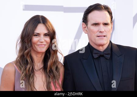 Venedig, Italien, 2. September 2022 - Matt Dillon und Roberta Mastromichele besuchen den roten Teppich beim 78. Venice Film Festival. Credits: Luigi de Pompeis/Alamy Live News Stockfoto