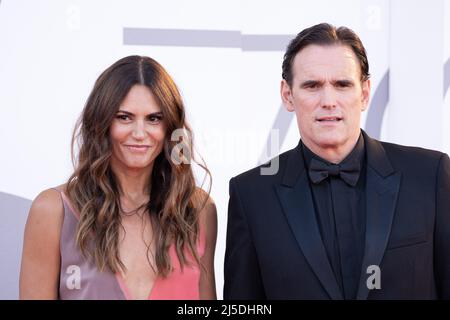 Venedig, Italien, 2. September 2022 - Matt Dillon und Roberta Mastromichele besuchen den roten Teppich beim 78. Venice Film Festival. Credits: Luigi de Pompeis/Alamy Live News Stockfoto