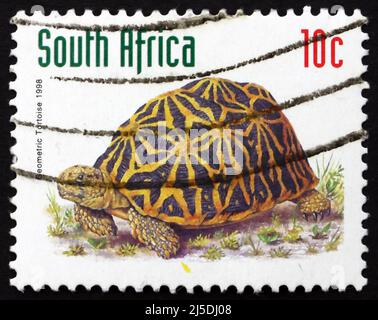 SÜDAFRIKA - UM 1998: Eine in Südafrika gedruckte Marke zeigt die geometrische Schildkröte, Psammobates geometricus, eine vom Aussterben bedrohte Art von Schildkröte, CI Stockfoto