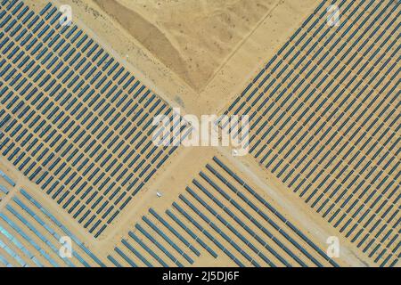 Dalad-Banner. 21. April 2022. Das Luftfoto vom 21. April 2022 zeigt den Dalad Photovoltaik-Kraftwerk in Dalad Banner, der Autonomen Region Innere Mongolei im Norden Chinas. Die Dalad Photovoltaic Power Base, die aus fast 200.000 Photovoltaikmodulen besteht, fördert das ökologische Management der Wüste und nutzt dabei die reichen Solarenergieressourcen in der Kubuqi-Wüste. Quelle: Liu Lei/Xinhua/Alamy Live News Stockfoto