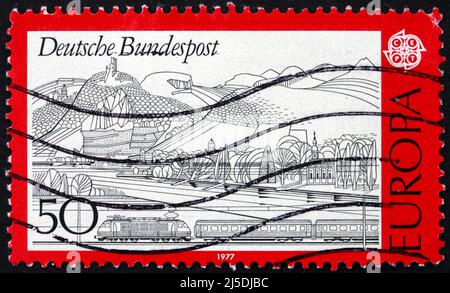 DEUTSCHLAND - UM 1977: Eine in Deutschland gedruckte Briefmarke zeigt Rhein, Siebengebirge und Zug, um 1977 Stockfoto