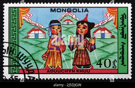 MONGOLEI - UM 1988: Eine in der Mongolei gedruckte Marke zeigt Puppen aus Aduuchyn Khuu, Volkskunde, um 1988 Stockfoto