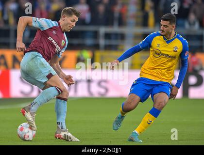 Turf Moor, Burnley, Lancashire, Großbritannien. 21. April 2022. Premier League Football, Burnley versus Southampton; James Tarkowski von Burnley Credit: Action Plus Sports/Alamy Live News Stockfoto