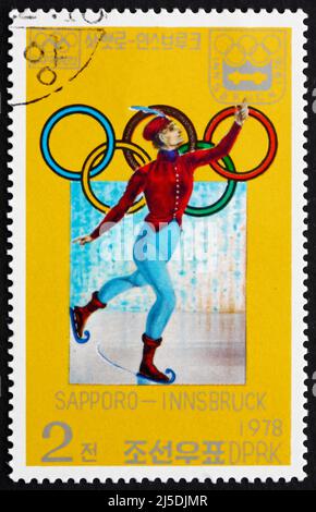 NORDKOREA - UM 1978: Eine in Nordkorea gedruckte Marke zeigt 19. Century Skater, Olympische Winterspiele, Sapporo Innsbruck, um 1978 Stockfoto