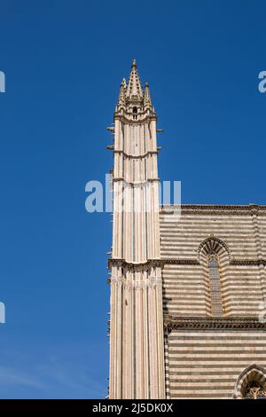 Detail der Fassade berühmte Kathedrale Santa Maria Assunta aus Mosaikszenen aus der bibel über den zentralen Platz der Altstadt von Orvieto, Duomo Stockfoto