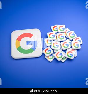 Alphabet (Google Muttergesellschaft) Aktien Split 20:1. Eine große Kachel mit einem Google-Logo und 20 kleinen Kacheln. Konzept für einen Aktiensplit von 20:1. Stockfoto