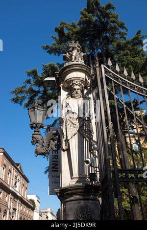 Kunstvolle Skulpturen am Eingang zum Palazzo Barberini Rom Italien Stockfoto