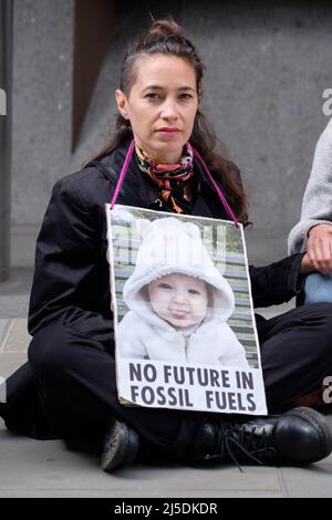 London, Großbritannien. 22. April 2022. Mitglieder des Extinction Rebellion (XR) protestieren am Earth Day in der City of London gegen die Finanzierung von Investitionen in fossile Brennstoffe durch das vanguard Asset Management hq. Vanguard ist der größte Kohleinvestor der Welt und hat $300 Milliarden in fossile Brennstoffe investiert, darunter $104 Milliarden in 12 der verheerendsten neuen Projekte für fossile Brennstoffe auf dem Planeten. $101 Milliarden investierten in Kohle und gehörten zu den zwei größten Investoren in Öl und Gas. Über $110 Milliarden an militärischen Auftragnehmern, darunter Lockheed Martin. Quelle: Dan Pearson/Alamy Live News Stockfoto