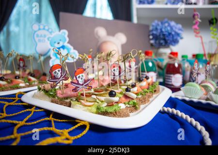 Verschiedene Blumensträuße und Sandwiches bei einer Veranstaltung Stockfoto
