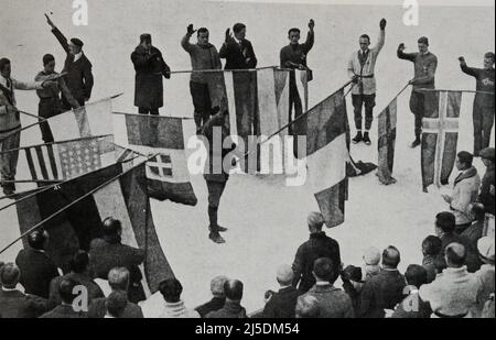 Eng-Übersetzung: „DER OLYMPISCHE EID IN CHAMONIX die Fahnenträger der teilnehmenden Nationen schwören in einem Halbkreis um den französischen Fahnenträger, in der Olympiade 8. „in einem ritterlichen Geist, für die Ehre ihres Landes und den Ruhm des Sports zu konkurrieren“ - Original in französisch : ' LE SERMENT OLYMPIQUE A CHAMONIX Les porte-drapeau des Nations participantes, en demi-cercle autour du porte-drapeau français, jurent de concourir à la 8e Olympiade « dans un Esprit chevaleresque, pour l’honneur de leur pays et la gloire du Sport ». ' - Auszug aus 'L'Illustration Journal Universel' - Frenc Stockfoto