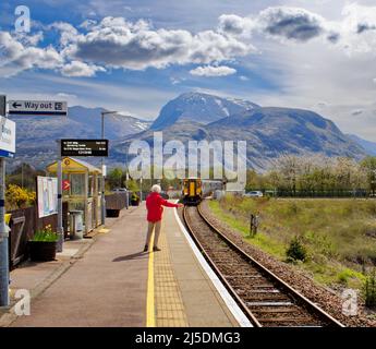 FORT WILLIAM SCOTLAND SCOTRAIL WEST HIGHLAND BAHNSTRECKE FAHRGASTSIGNALISIERUNG ZUM ZUG ANKUNFT AM BAHNHOF BANAVIE UND BLICK AUF BEN NEVIS Stockfoto