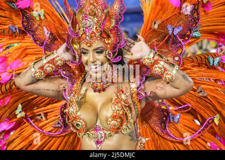 Rio de Janeiro, Brasilien. 22. April 2022. 21. April 2022, RIO DE JANEIRO, RIO DE JANEIRO, BRASILIEN: Karina Costa von Unidos de Padre Miguel Samba-Schule treten während der Karnevalsparade von Rio auf dem Sambadrome Marques de Sapucai in Rio de Janeiro, Brasilien. (Bild: © William Volcov/ZUMA Press Wire) Bild: ZUMA Press, Inc./Alamy Live News Stockfoto