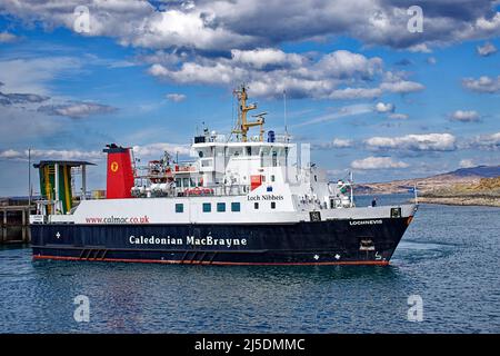 MALLAIG SCHOTTLAND DIE CALMAC CALEDONIAN MACBRAYNE SCHIFF MV LOCHNEVIS BEIM DREHEN IM HAFEN Stockfoto