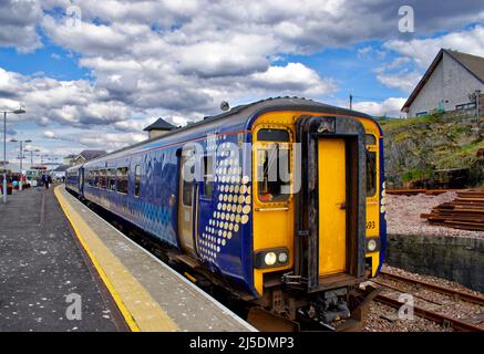 MALLAIG SCOTLAND WEST HIGHLAND EISENBAHNLINIE SCOTRAIL DIESEL LOKOMOTIVE AM BAHNHOF ENDSTATION Stockfoto