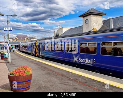 MALLAIG SCOTLAND WEST HIGHLAND BAHNLINIE SCOTRAIL DIESELZUG AM BAHNHOF ENDSTATION Stockfoto