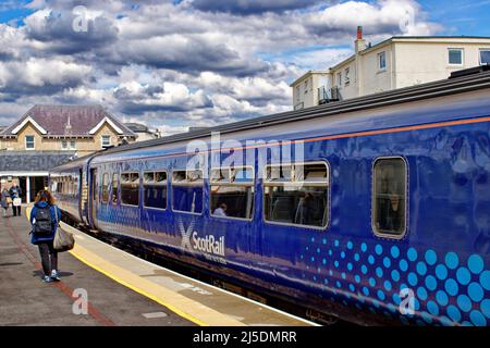 MALLAIG SCOTLAND WEST HIGHLAND RAILWAY LINE DIESELZUG SCOTRAIL AM BAHNHOF Stockfoto