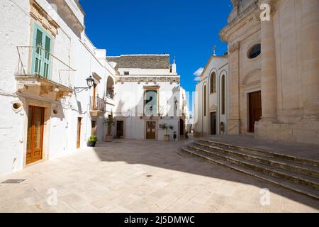 Platz vor der Mutterkirche des heiligen Georg des Märtyrers in Locorotondo, Italien. Stockfoto