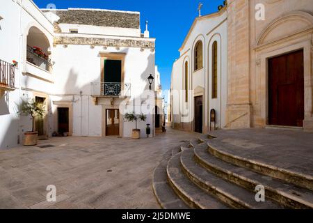 Platz vor der Mutterkirche des heiligen Georg des Märtyrers in Locorotondo, Italien. Stockfoto