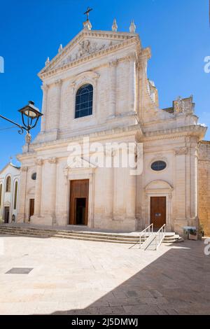 Mutterkirche des heiligen Georg des Märtyrers in Locorotondo, Italien. Stockfoto