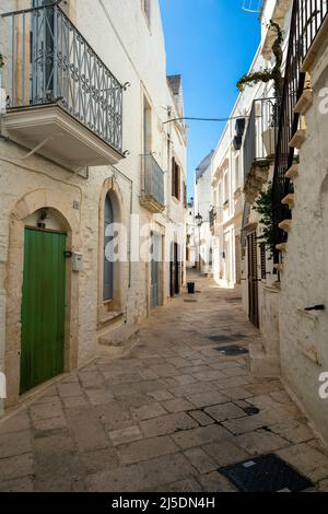 Eine typische schmale Straße in Locorotondo, die oft mit Blumen geschmückt ist, Apulien, Italien Stockfoto