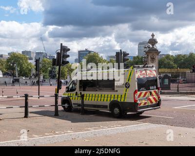 London, UK-29.09.21: Fiat Ducato Ambulanz auf dem Constitution Hill direkt neben dem Buckingham Palace. Ein Krankenwagen ist ein medizinisch ausgestattetes Fahrzeug Stockfoto