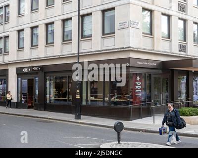 London, UK-29.09.21: Pret a Manger Cafe on St Martin's Place near Trafalgar Square. Pret ist eine beliebte internationale Sandwich-Shop-Kette, die ihren Sitz in der hat Stockfoto