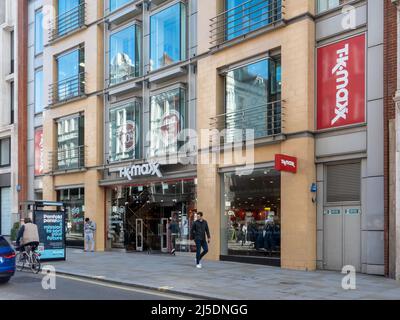 London, UK-29.10.21: TK Maxx-Geschäft auf Long Acre in Covent Garden. TK Maxx ist eine Tochtergesellschaft des amerikanischen Bekleidungs- und Heimwarenunternehmens Stockfoto