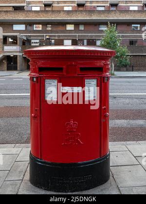 London, UK-29.10.21: Royal Mail Priority postbox für den NHS auf einer Straße im Großraum London Stockfoto