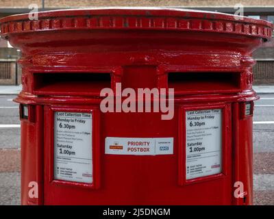 London, UK-29.10.21: Royal Mail Priority postbox für den NHS auf einer Straße im Großraum London Stockfoto