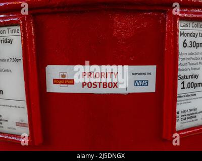 London, UK-29.10.21: Royal Mail Priority postbox für den NHS auf einer Straße im Großraum London Stockfoto