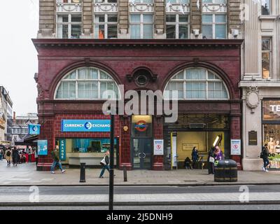 London, UK-02.10.21: U-Bahn-Station Oxford Circus an der Kreuzung Regent Street und Oxford Street. Der Bahnhof ist eine Kreuzung zwischen der B Stockfoto