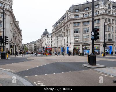 London, UK-27.10.21: Microsoft Store auf dem Oxford Circus in London. Einer von vier Geschäften, die nicht geschlossen, aber zu „Erlebniszentren“ renoviert wurden Stockfoto