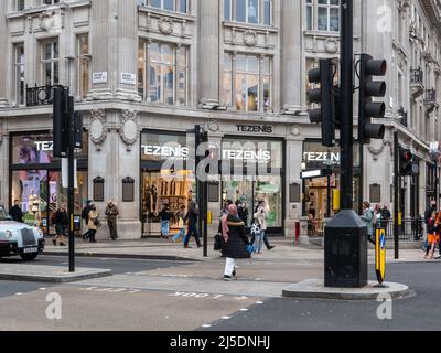 London, UK-27.10.21: Tezenis-Laden am Oxford Circus. Tezenis ist heute Teil der italienischen Modemarke Calzedonia Stockfoto