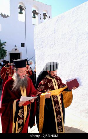 Griechenland, Patmos, orthodoxe Priester führen religiöse Zeremonie in Hora Stadt, August 14 2006. Stockfoto