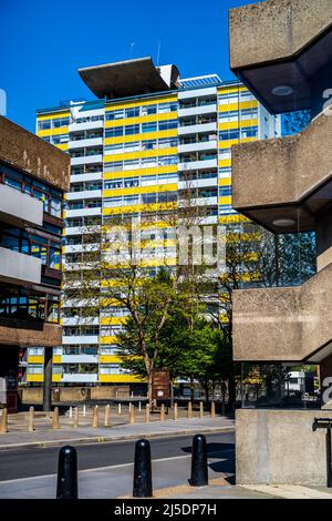 Great Arthur House auf dem Golden Lane Estate in der City of London. Ein 16-geschossiger Wohnblock wurde 1956 fertiggestellt. Architekten Chamberlin, Powell und Bon. Stockfoto