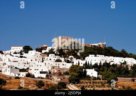 Griechenland, Patmos, Blick auf Hora mit dem Kloster des heiligen Johannes des Theologen auf dem Hügel. Stockfoto