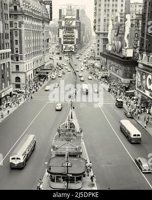 Hochwinkelansicht des Times Square mit Blick nach Norden vom Times Building, New York City, New York, USA, Angelo Rizzuto, Anthony Angel Collection, August 1952 Stockfoto