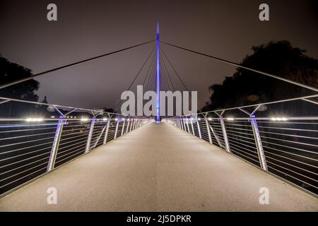 Die Christchurch Bridge, ursprünglich als Reading Pedestrian and Cycle Bridge bekannt, ist eine Fußgänger- und Fahrradbrücke über die Themse in Reading. Stockfoto