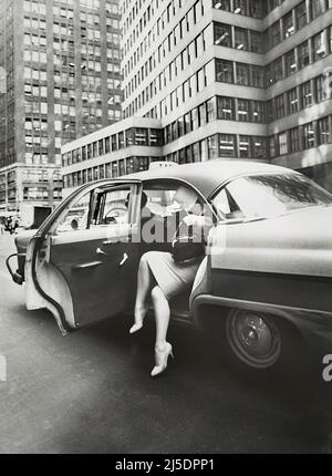 Frau, die ein Taxi verlässt, New York City, New York, USA, Angelo Rizzuto, Anthony Angel Collection, Juni 1959 Stockfoto